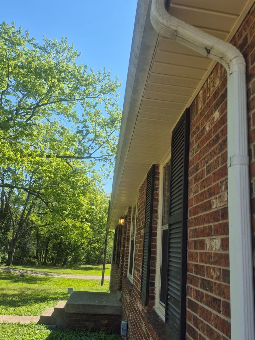 Gutter Replacement Done Right on a Memphis Brick Home